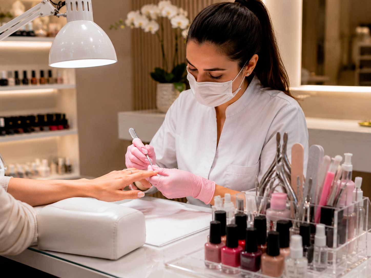 Manicure profissional no salão