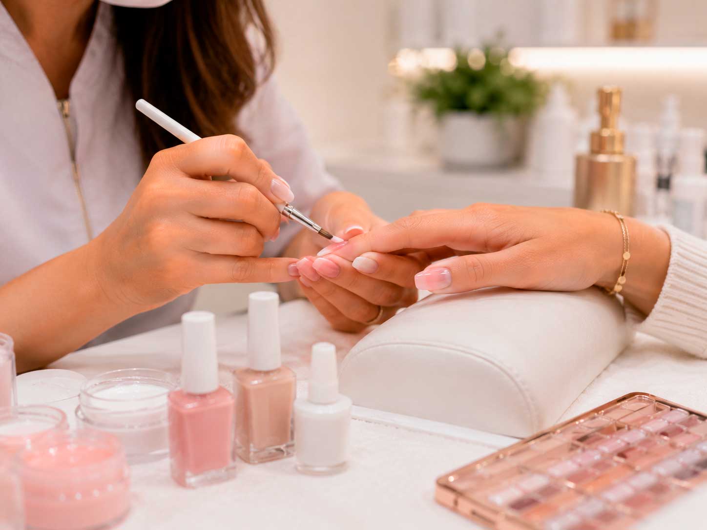 Manicure aplicando técnica Baby Boomer em salão profissional