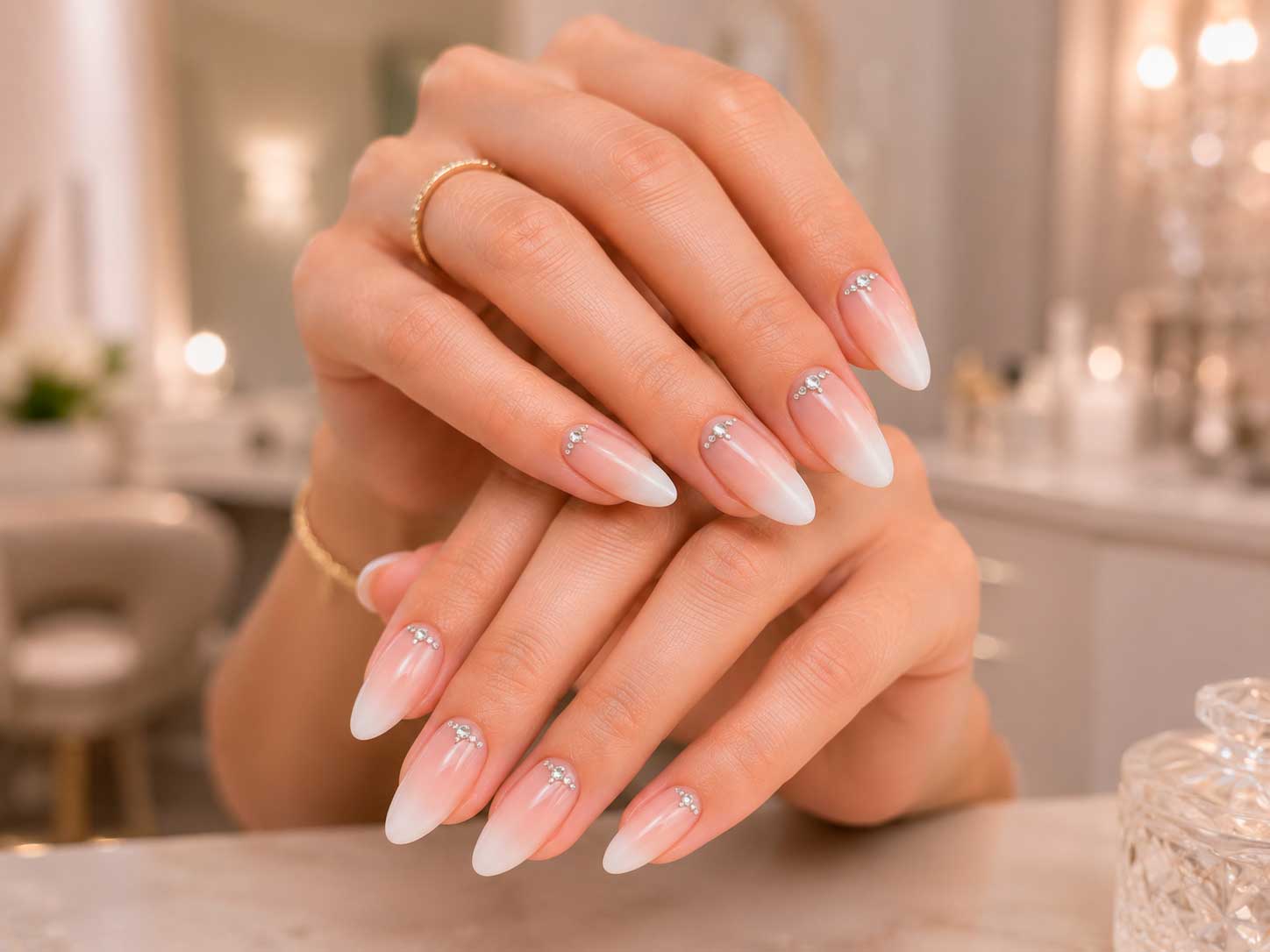 Unhas Baby Boomer com pedrarias pequenas e acabamento sofisticado