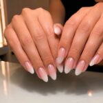 Texto alternativo SEO: Unhas Baby Boomer elegantes com degradê nude rosado e branco leitoso