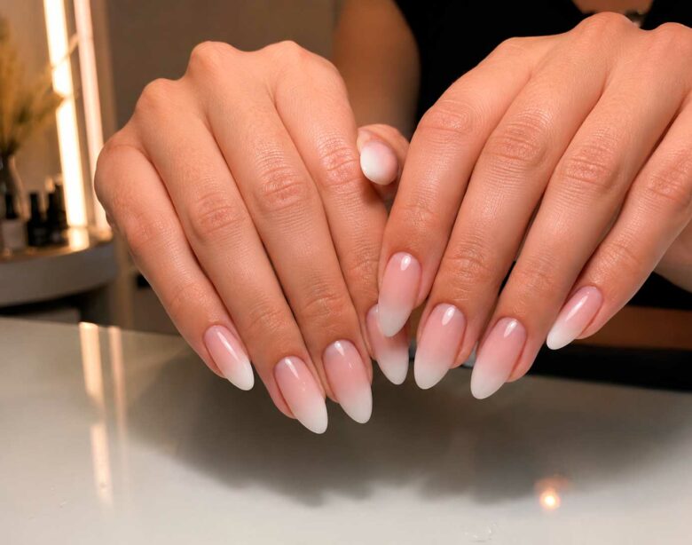 Texto alternativo SEO: Unhas Baby Boomer elegantes com degradê nude rosado e branco leitoso
