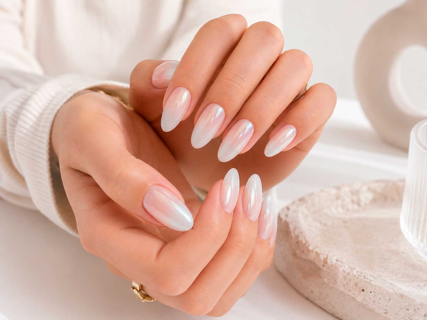 Unhas Baby Boomer peroladas com efeito glazed moderno