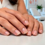 Unhas curvadas para baixo