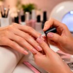 Blindagem de unhas: a técnica que protege, embeleza e virou tendência nos salões