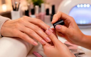 Blindagem de unhas: a técnica que protege, embeleza e virou tendência nos salões