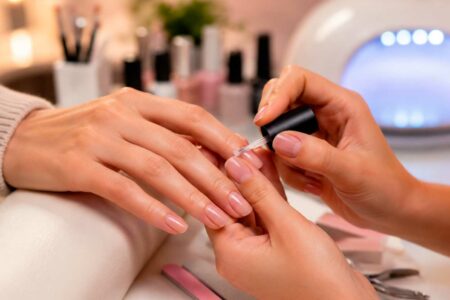 Blindagem de unhas: a técnica que protege, embeleza e virou tendência nos salões