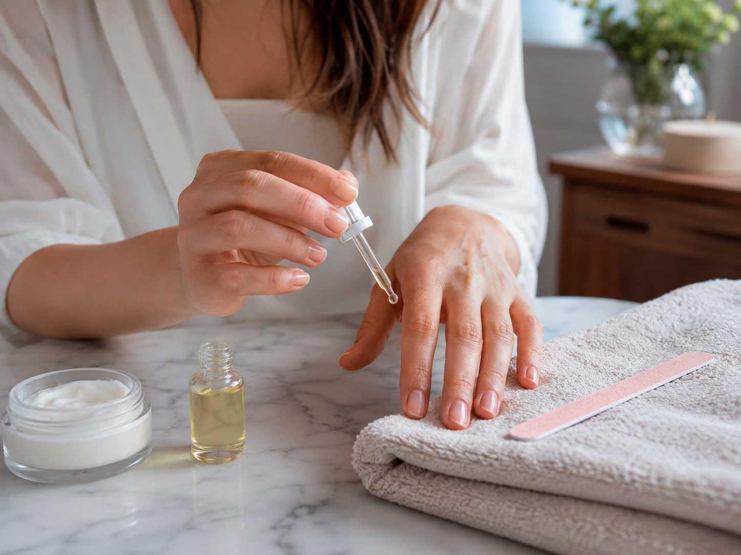 Hidratação e cuidados delicados com unhas frágeis