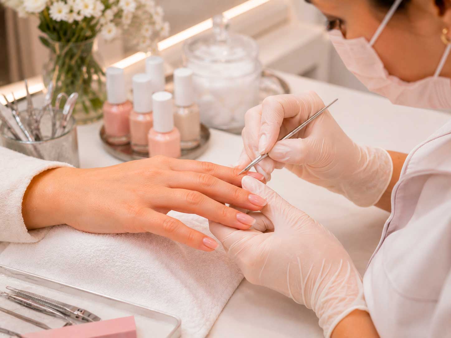 Acabamento profissional em unhas claras com esmaltação nude translúcida