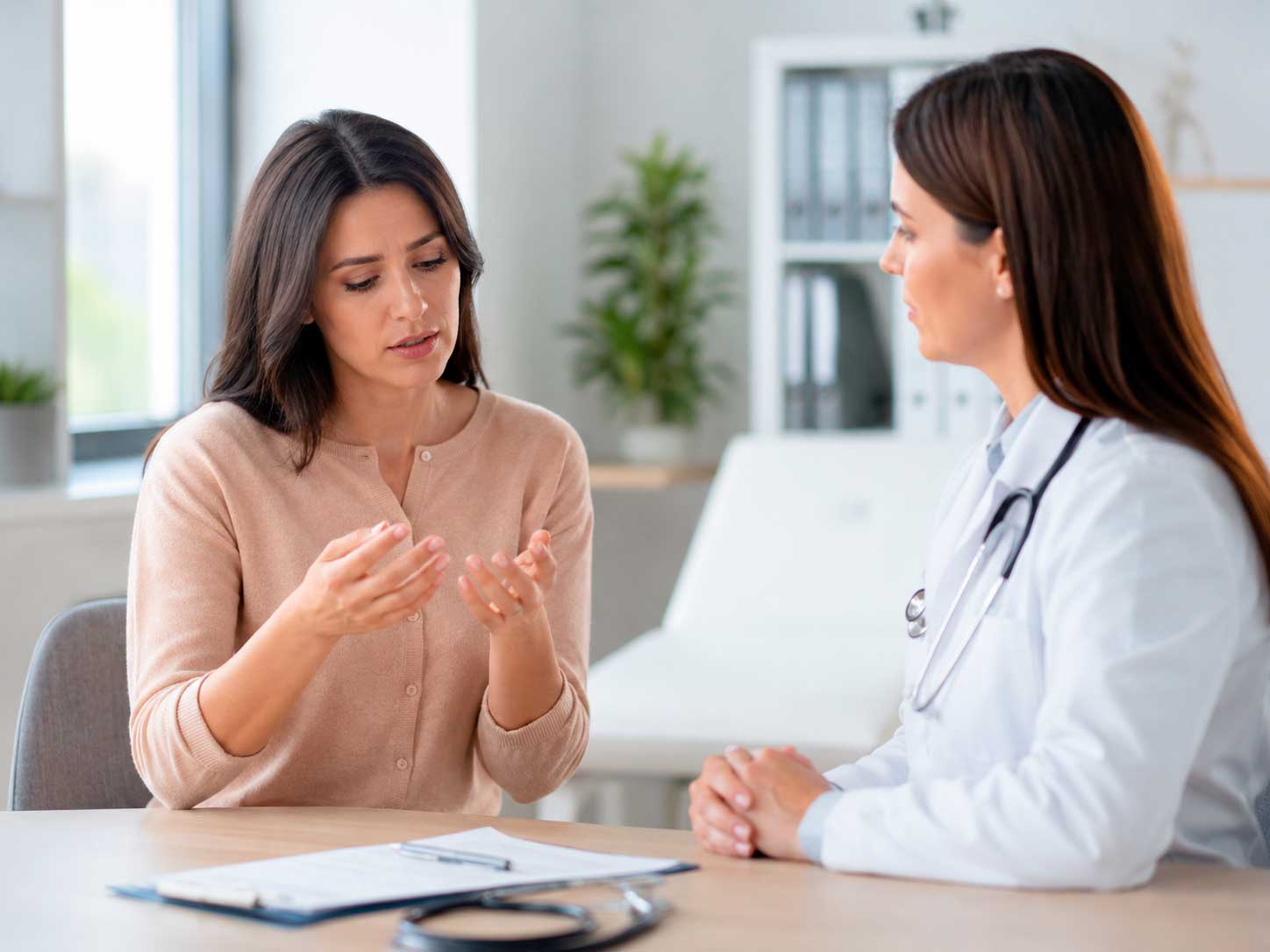 Paciente conversa com médica sobre alterações nas unhas e possível deficiência de ferro