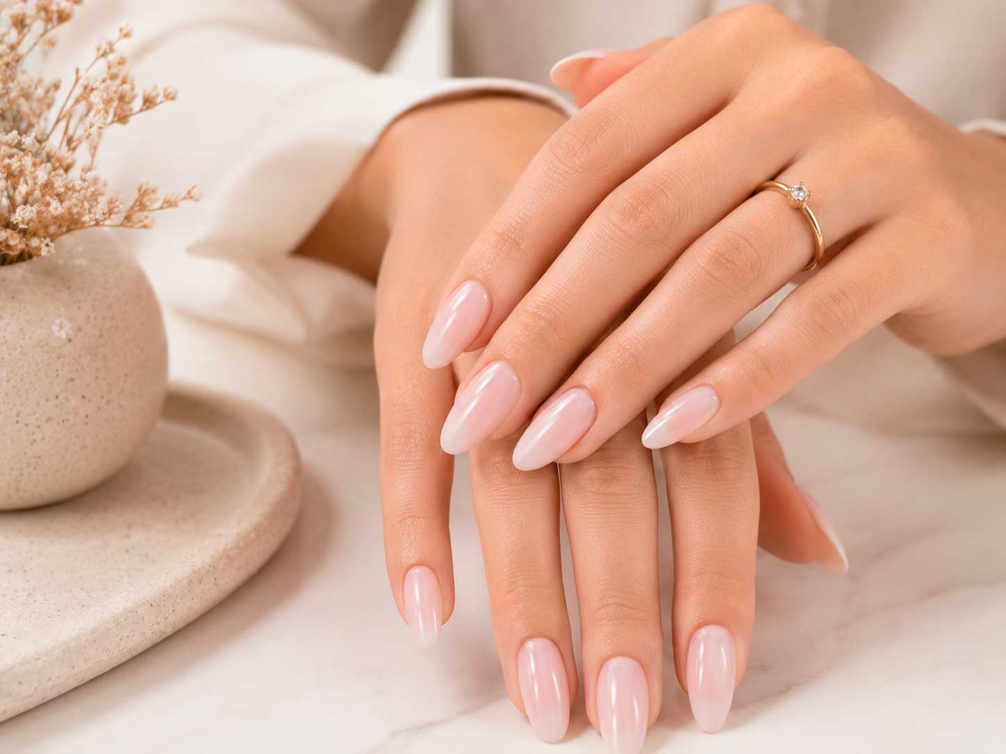Unhas almond claras em formato amendoado com esmaltação nude