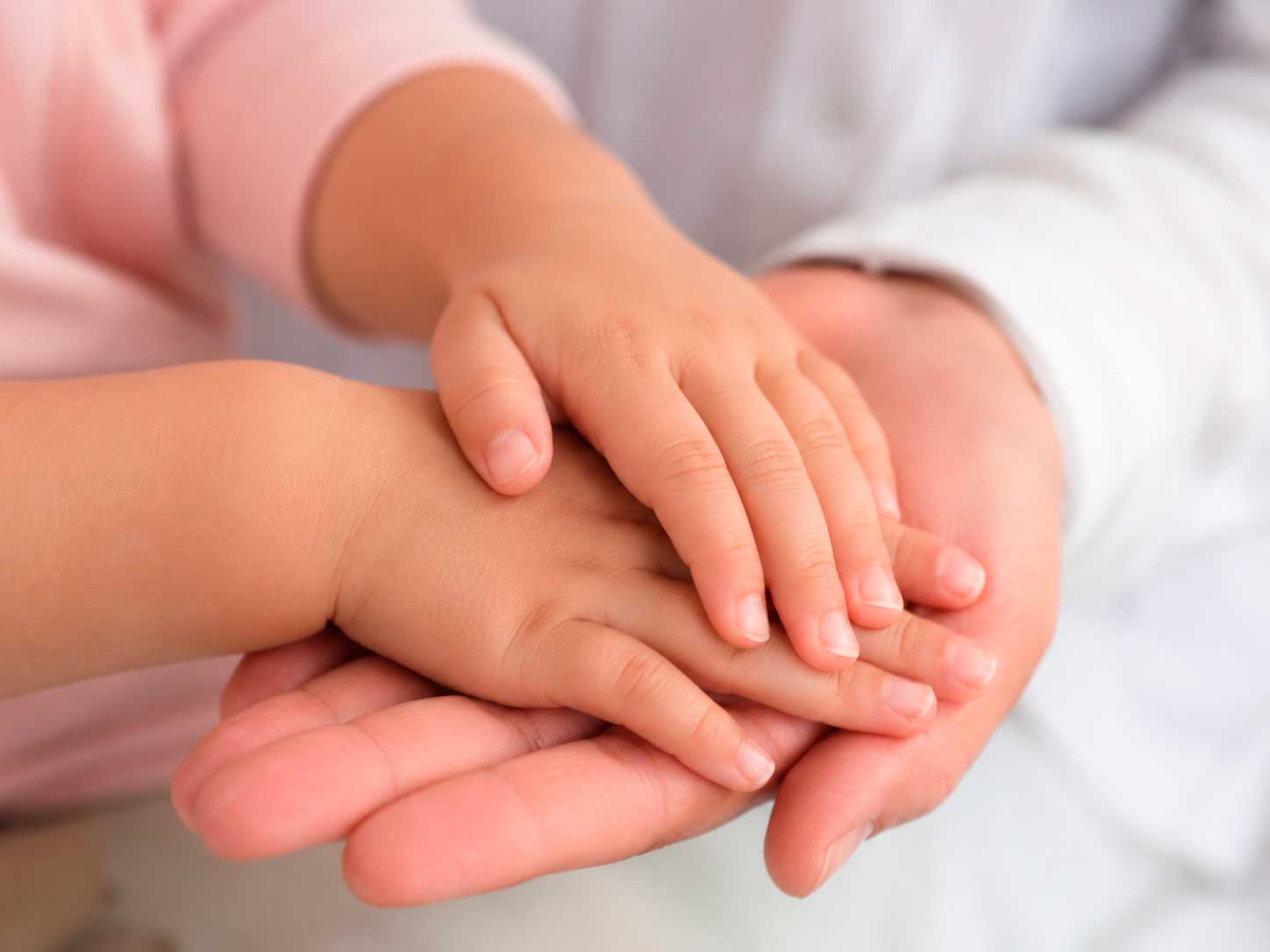 Unhas naturais de criança sendo observadas por um adulto responsável