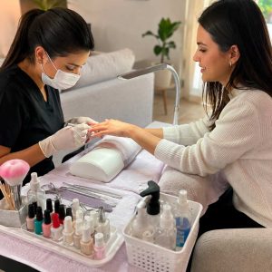 Manicure a domicílio cresce no Brasil: veja vantagens e como contratar com segurança